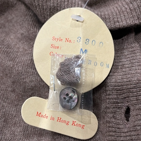 100% Cashmere Women’s M Button Cardigan Bloomingdales Sutton note- damage - Picture 12 of 12